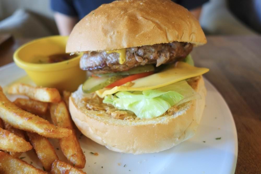 【LOMO Cafe 樂牧樂食所】美式漢堡、義式料理餐廳，中壢不限時咖啡廳推薦！