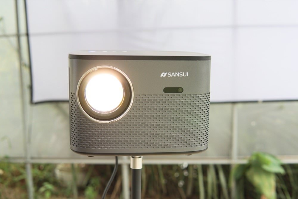 SANSUI 山水微型行動智慧高亮度投影機SPJ-MO｜居家、外出露營都方便！投影機推薦！