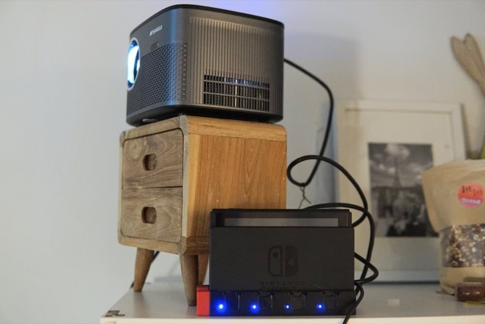 SANSUI 山水微型行動智慧高亮度投影機SPJ-MO｜居家、外出露營都方便！投影機推薦！