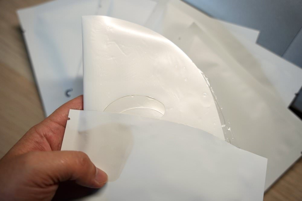 【開箱】CurrentBody Skin 4合1 LED 光療面膜儀，熟齡白透亮的秘密，用過回不去超級推薦！！