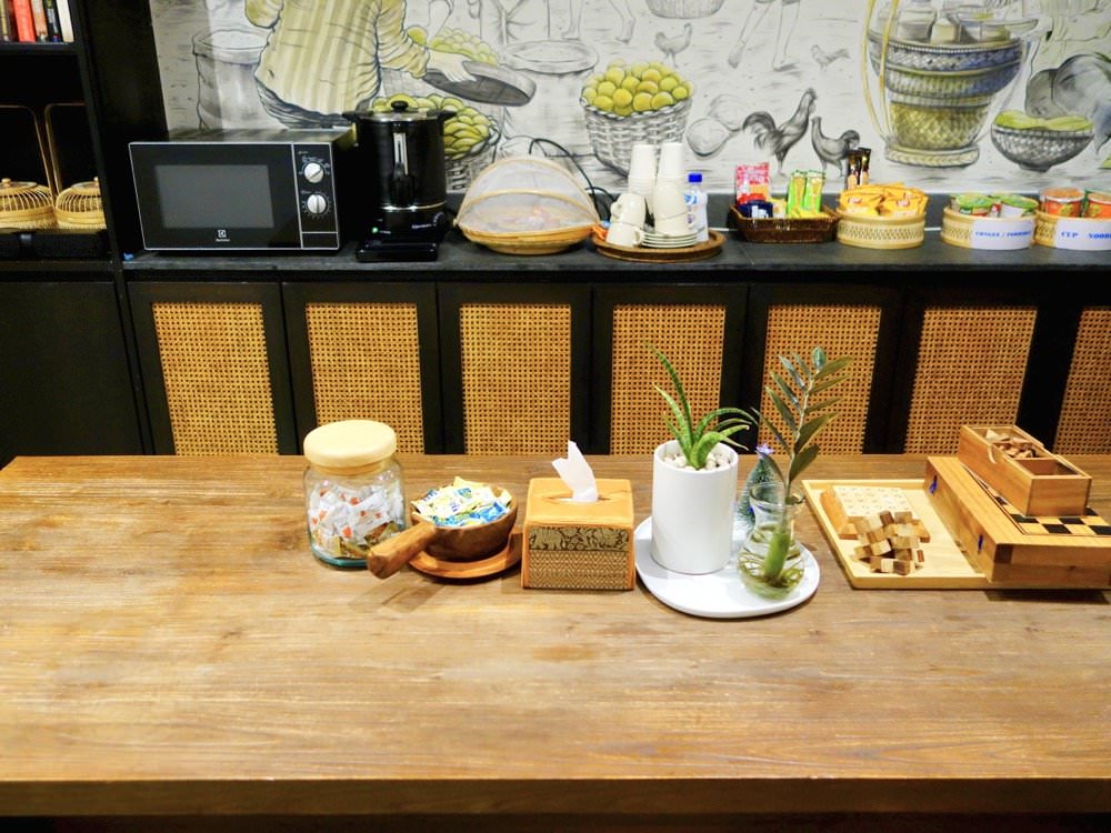 曼谷飯店推薦｜Siam Shelter Bangkok。新開幕超平價3人房只要1600，地點方便近BTS，還有免費泡麵飲料零食！