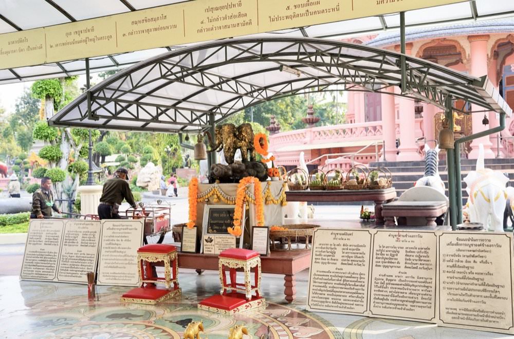 【曼谷景點推薦】三頭象神博物館The Erawan Museum。超美粉紅建築巨大三頭象地標！曼谷超夯網美景點交通、門票、許願拜拜攻略分享！