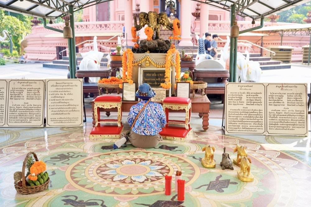 【曼谷景點推薦】三頭象神博物館The Erawan Museum。超美粉紅建築巨大三頭象地標！曼谷超夯網美景點交通、門票、許願拜拜攻略分享！