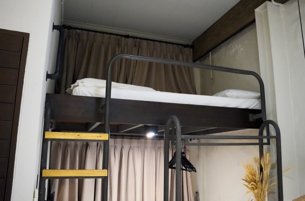 曼谷飯店推薦｜Siam Shelter Bangkok。新開幕超平價3人房只要1600，地點方便近BTS，還有免費泡麵飲料零食！