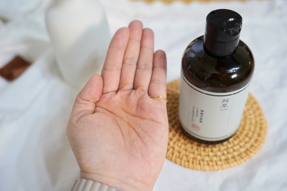 10款控油蓬鬆洗髮精推薦評比|豐傑生醫薑黃洗髮精、DHC洗髮精、森歐黎漾洗髮精、CLAYGE海泥洗髮精,油性頭皮洗髮精看這篇! - 第9張圖 10款控油蓬鬆洗髮精推薦評比|豐傑生醫薑黃洗髮精、DHC洗髮精、森歐黎漾洗髮精、CLAYGE海泥洗髮精,油性頭皮洗髮精看這篇!