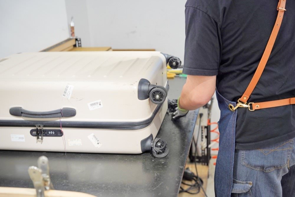 【台北行李箱維修推薦】奧旅博oroobo行李箱維修！線上預約行李箱修理，價格透明技術好！內湖體驗中心維修實際經驗