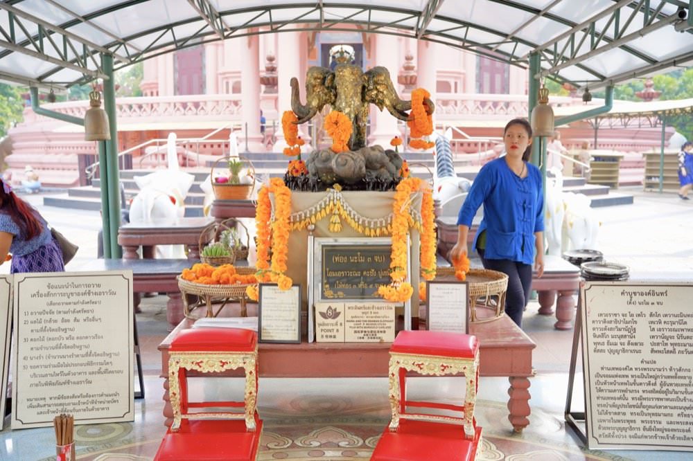 【曼谷景點推薦】三頭象神博物館The Erawan Museum。超美粉紅建築巨大三頭象地標！曼谷超夯網美景點交通、門票、許願拜拜攻略分享！