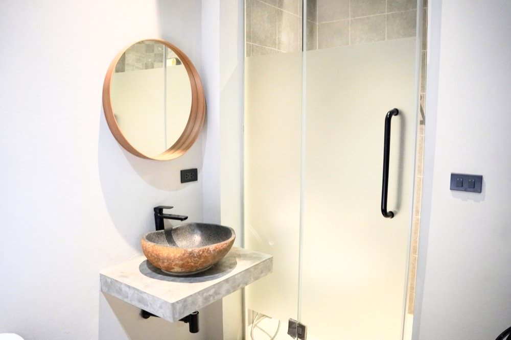 曼谷飯店推薦｜Siam Shelter Bangkok。新開幕超平價3人房只要1600，地點方便近BTS，還有免費泡麵飲料零食！