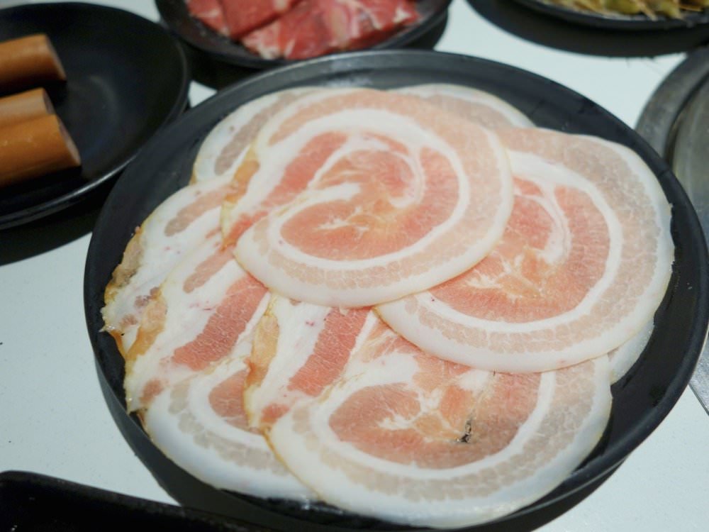 中壢燒肉吃到飽推薦【炙高無上炭火燒肉 中壢店】美味肉品、海鮮、蔬菜任你點！