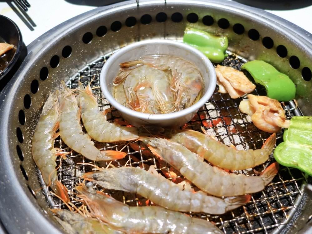 中壢燒肉吃到飽推薦【炙高無上炭火燒肉 中壢店】美味肉品、海鮮、蔬菜任你點！