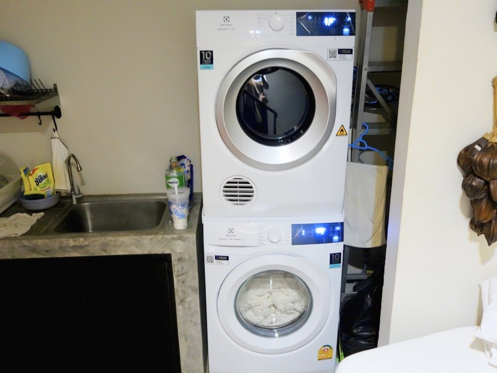 曼谷飯店推薦｜Siam Shelter Bangkok。新開幕超平價3人房只要1600，地點方便近BTS，還有免費泡麵飲料零食！