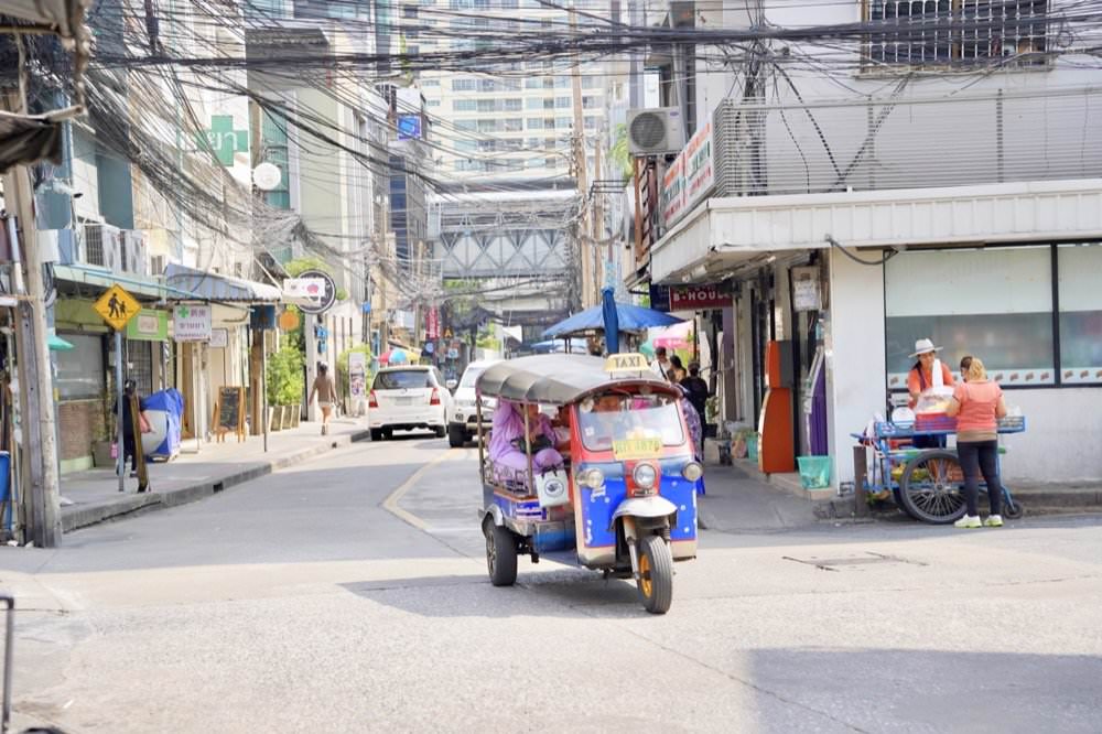 曼谷飯店推薦｜Siam Shelter Bangkok。新開幕超平價3人房只要1600，地點方便近BTS，還有免費泡麵飲料零食！
