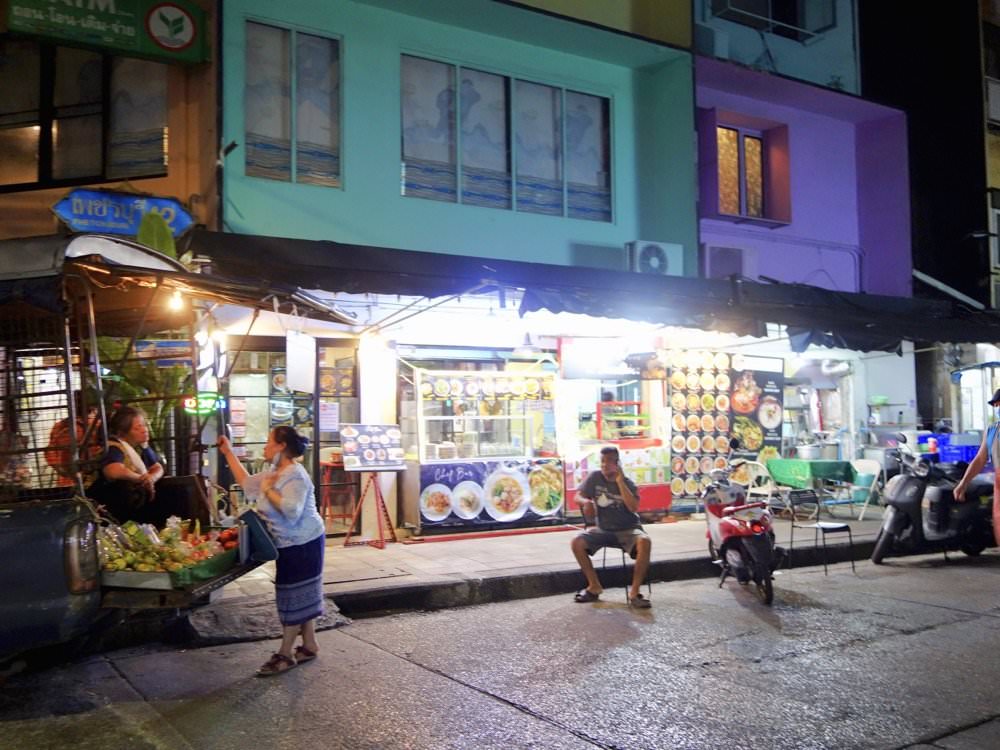 曼谷飯店推薦｜Siam Shelter Bangkok。新開幕超平價3人房只要1600，地點方便近BTS，還有免費泡麵飲料零食！