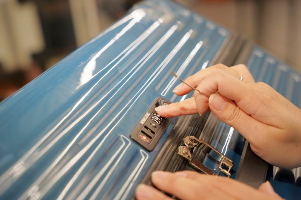 【台北行李箱維修推薦】奧旅博oroobo行李箱維修！線上預約行李箱修理，價格透明技術好！內湖體驗中心維修實際經驗