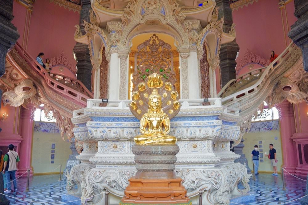 【曼谷景點推薦】三頭象神博物館The Erawan Museum。超美粉紅建築巨大三頭象地標！曼谷超夯網美景點交通、門票、許願拜拜攻略分享！