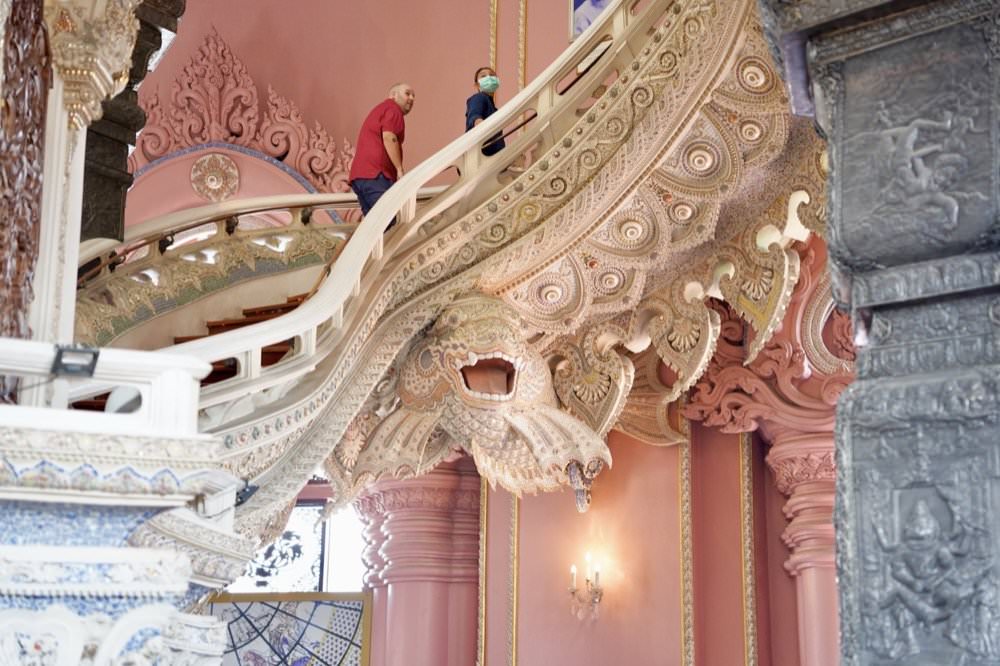 【曼谷景點推薦】三頭象神博物館The Erawan Museum。超美粉紅建築巨大三頭象地標！曼谷超夯網美景點交通、門票、許願拜拜攻略分享！