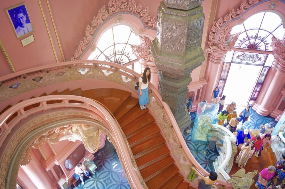 【曼谷景點推薦】三頭象神博物館The Erawan Museum。超美粉紅建築巨大三頭象地標！曼谷超夯網美景點交通、門票、許願拜拜攻略分享！