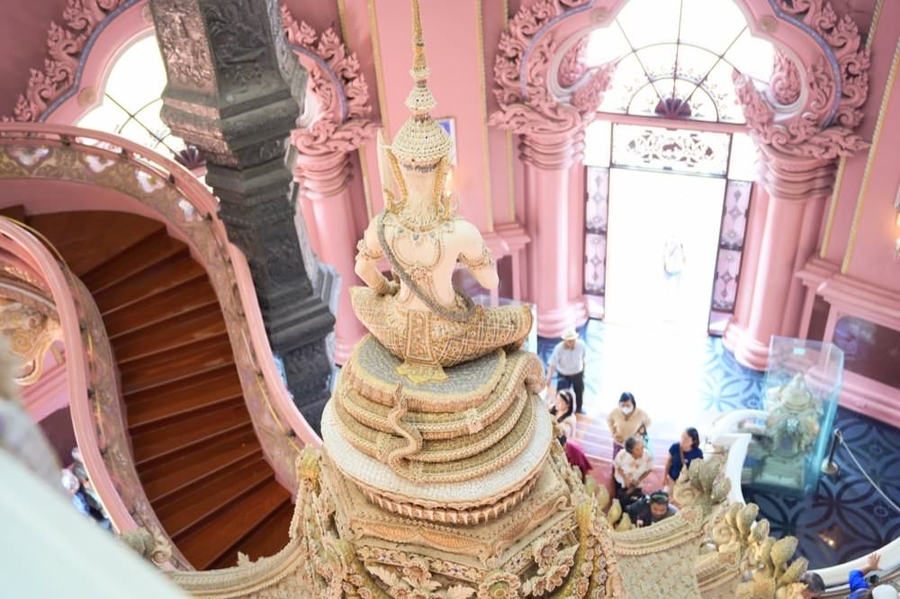 【曼谷景點推薦】三頭象神博物館The Erawan Museum。超美粉紅建築巨大三頭象地標！曼谷超夯網美景點交通、門票、許願拜拜攻略分享！
