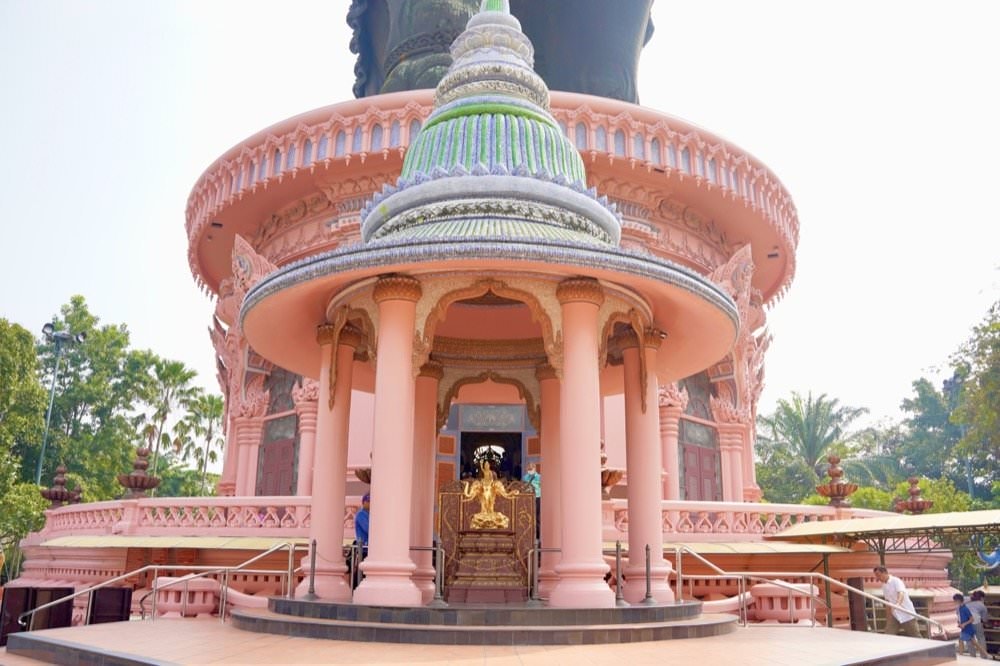 【曼谷景點推薦】三頭象神博物館The Erawan Museum。超美粉紅建築巨大三頭象地標！曼谷超夯網美景點交通、門票、許願拜拜攻略分享！