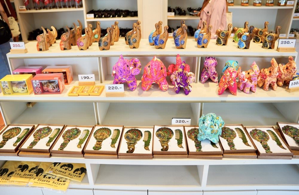 【曼谷景點推薦】三頭象神博物館The Erawan Museum。超美粉紅建築巨大三頭象地標！曼谷超夯網美景點交通、門票、許願拜拜攻略分享！