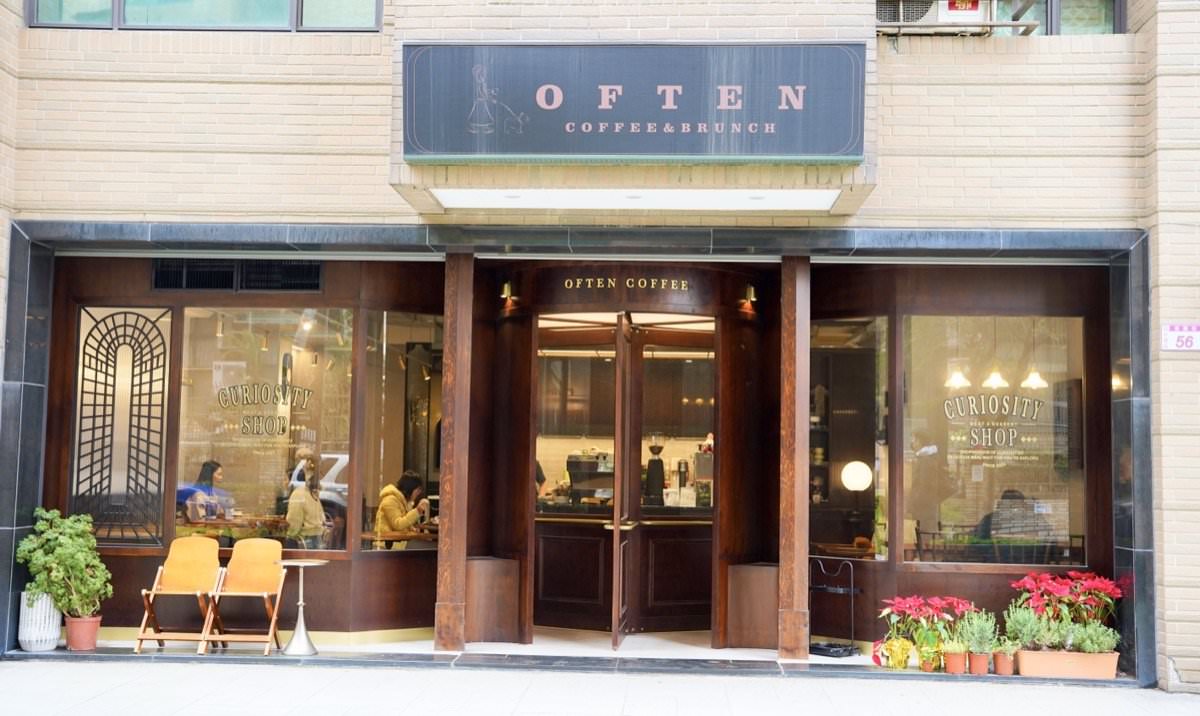 【中壢咖啡廳推薦】時常咖啡 Often Coffee。隱藏巷弄間英式風格咖啡館，木造旋轉大門超吸睛！中壢早午餐推薦