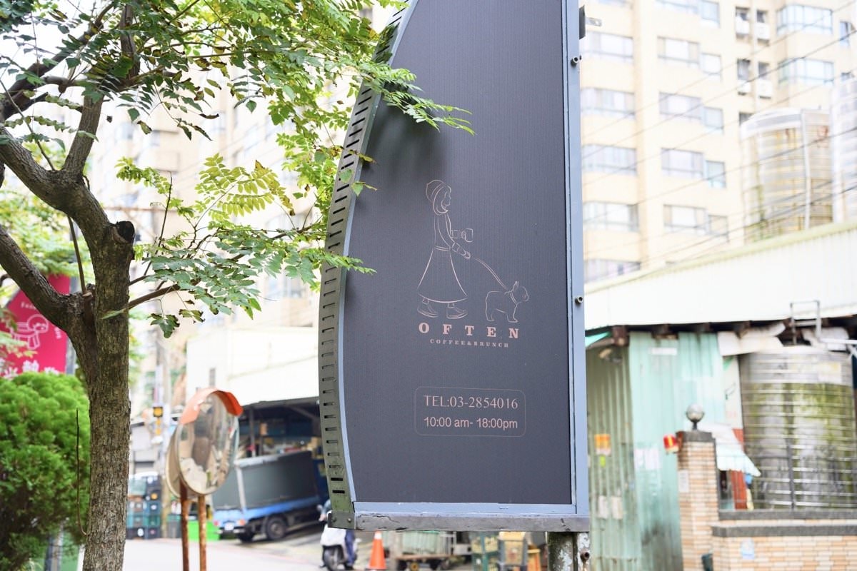 【中壢咖啡廳推薦】時常咖啡 Often Coffee。隱藏巷弄間英式風格咖啡館，木造旋轉大門超吸睛！中壢早午餐推薦