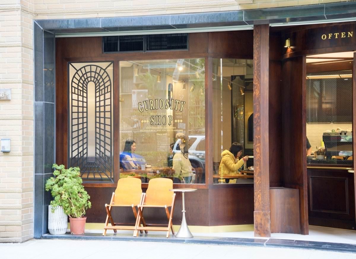 【中壢咖啡廳推薦】時常咖啡 Often Coffee。隱藏巷弄間英式風格咖啡館，木造旋轉大門超吸睛！中壢早午餐推薦