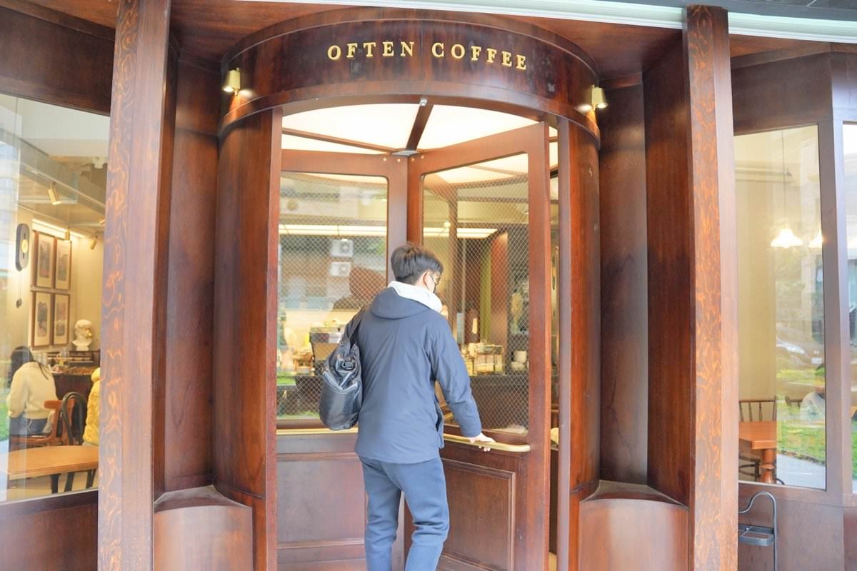 【中壢咖啡廳推薦】時常咖啡 Often Coffee。隱藏巷弄間英式風格咖啡館，木造旋轉大門超吸睛！中壢早午餐推薦