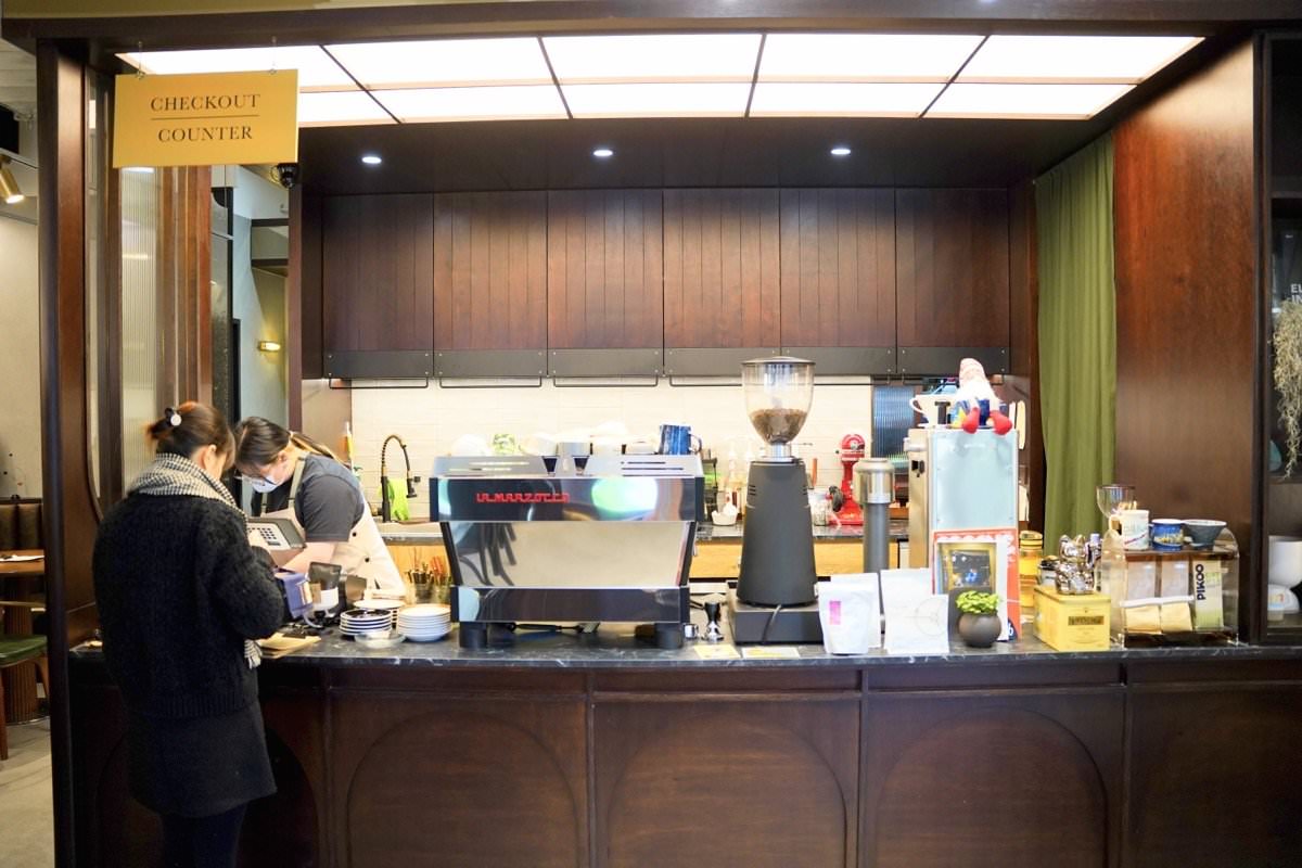 【中壢咖啡廳推薦】時常咖啡 Often Coffee。隱藏巷弄間英式風格咖啡館，木造旋轉大門超吸睛！中壢早午餐推薦