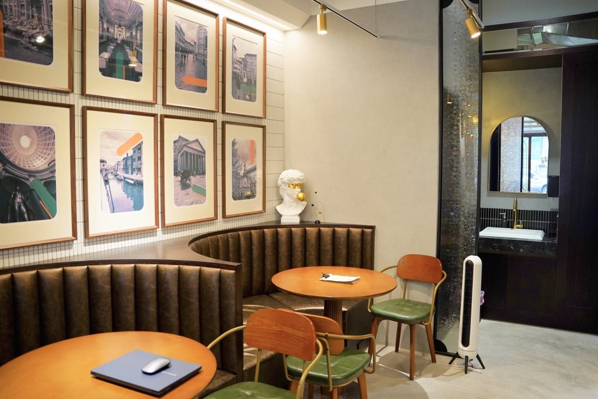 【中壢咖啡廳推薦】時常咖啡 Often Coffee。隱藏巷弄間英式風格咖啡館，木造旋轉大門超吸睛！中壢早午餐推薦