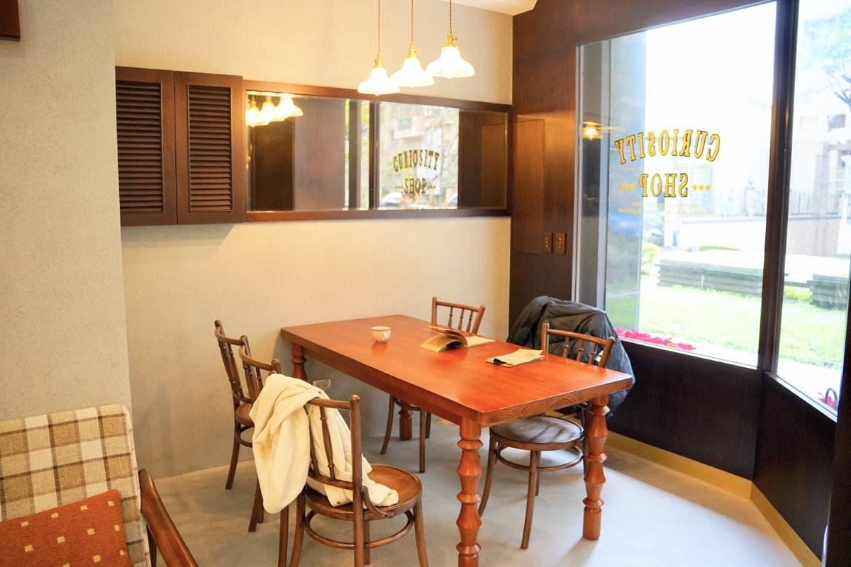 【中壢咖啡廳推薦】時常咖啡 Often Coffee。隱藏巷弄間英式風格咖啡館，木造旋轉大門超吸睛！中壢早午餐推薦