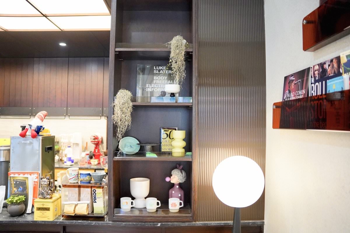 【中壢咖啡廳推薦】時常咖啡 Often Coffee。隱藏巷弄間英式風格咖啡館，木造旋轉大門超吸睛！中壢早午餐推薦