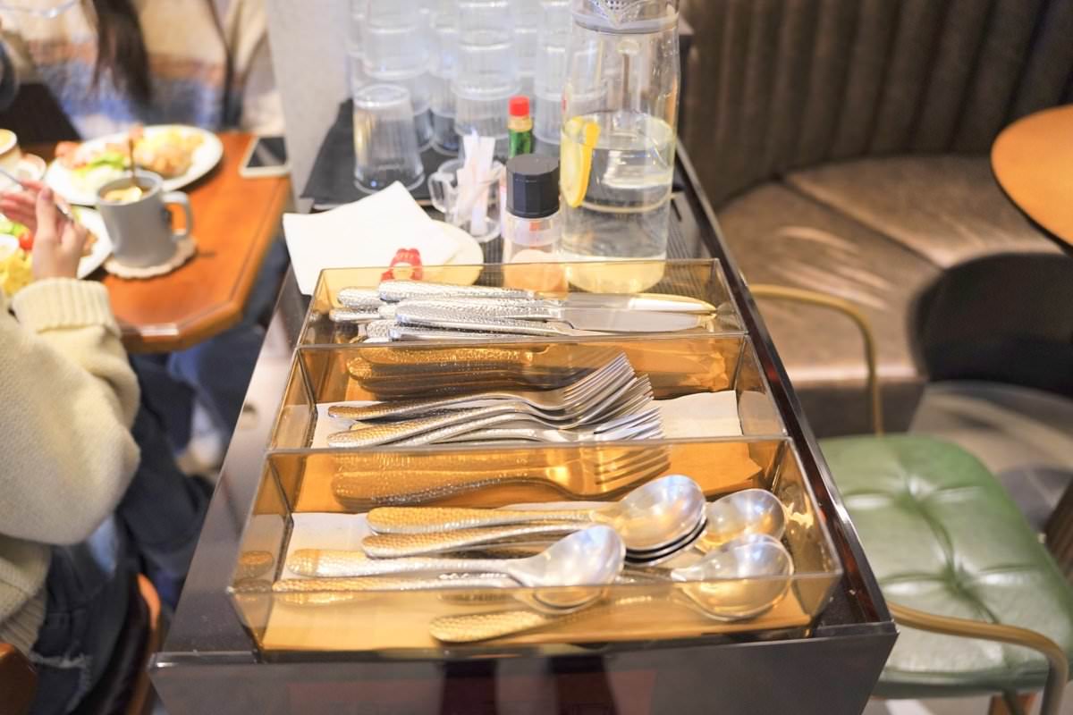 【中壢咖啡廳推薦】時常咖啡 Often Coffee。隱藏巷弄間英式風格咖啡館，木造旋轉大門超吸睛！中壢早午餐推薦