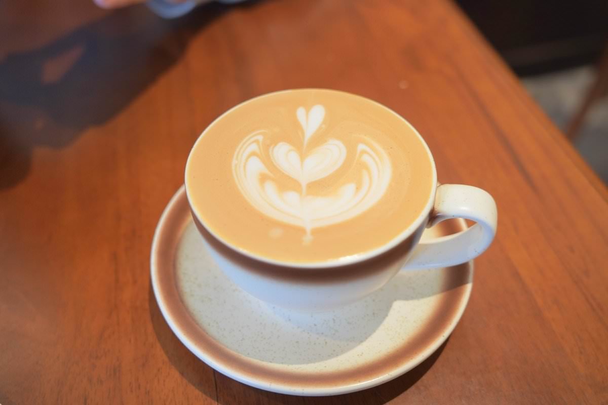 【中壢咖啡廳推薦】時常咖啡 Often Coffee。隱藏巷弄間英式風格咖啡館，木造旋轉大門超吸睛！中壢早午餐推薦