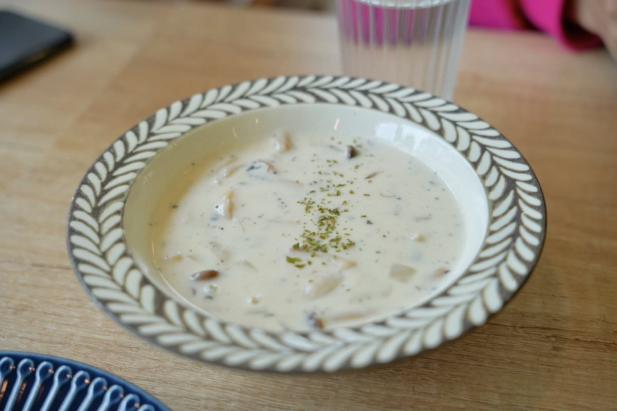 桃園咖啡廳推薦【The畔cafe&dining】龍潭大池旁超美餐廳，絕美場景好拍照，餐點擺盤美又好吃！