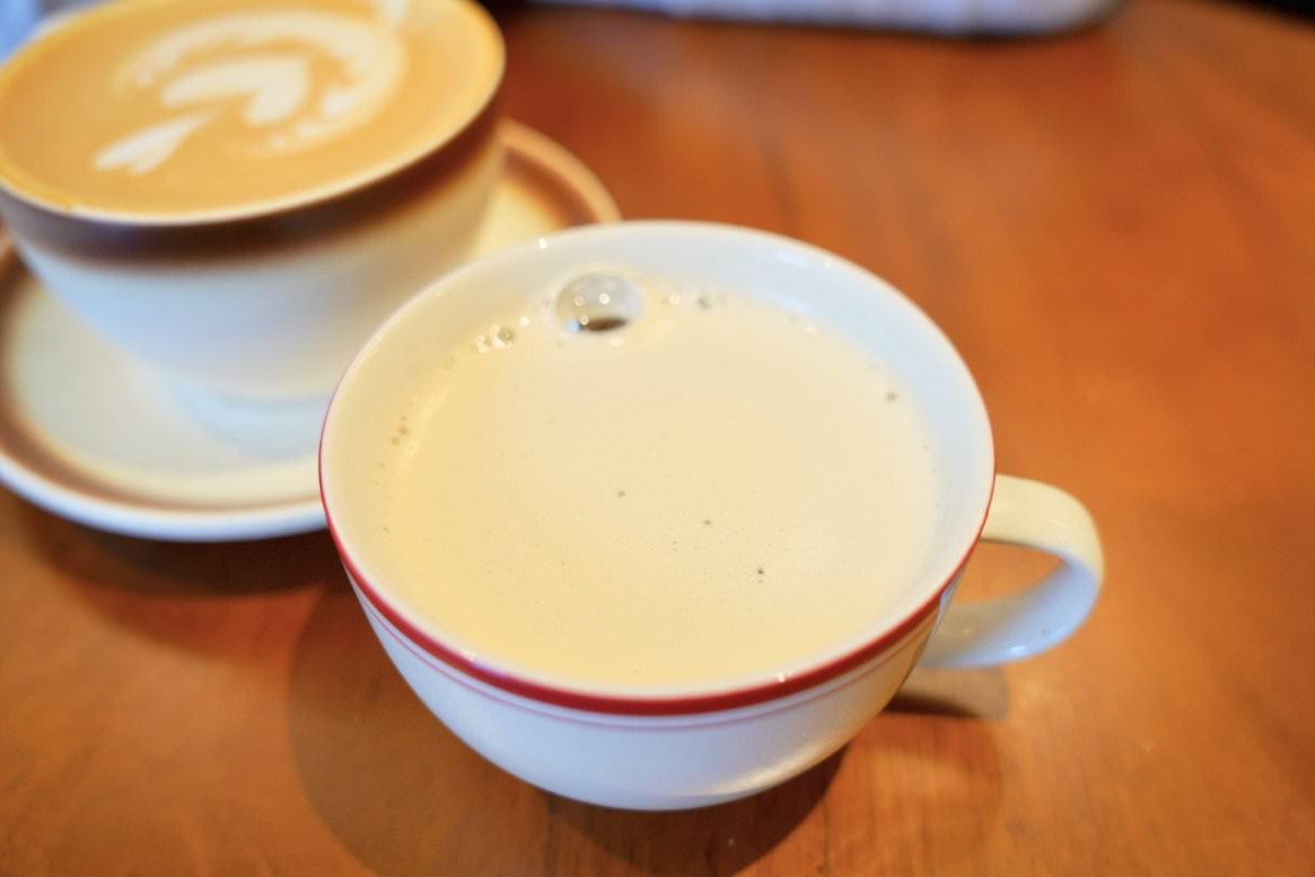 【中壢咖啡廳推薦】時常咖啡 Often Coffee。隱藏巷弄間英式風格咖啡館，木造旋轉大門超吸睛！中壢早午餐推薦