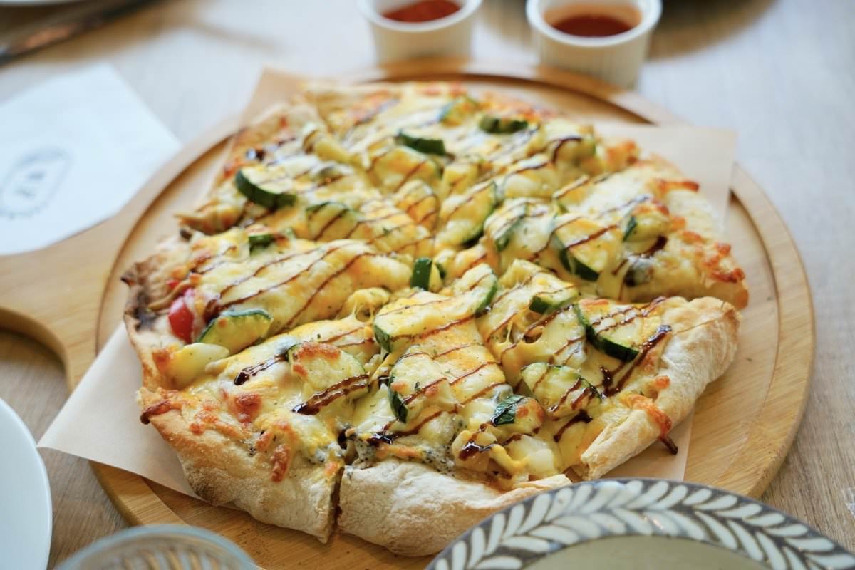 桃園咖啡廳推薦【The畔cafe&dining】龍潭大池旁超美餐廳，絕美場景好拍照，餐點擺盤美又好吃！