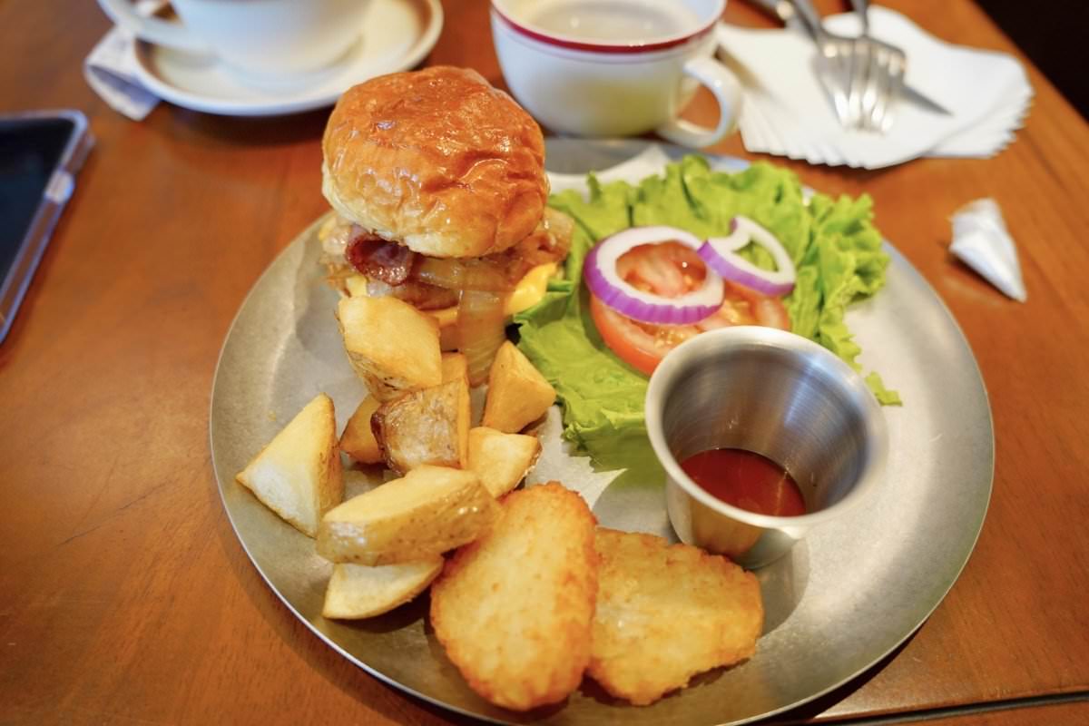 【中壢咖啡廳推薦】時常咖啡 Often Coffee。隱藏巷弄間英式風格咖啡館，木造旋轉大門超吸睛！中壢早午餐推薦