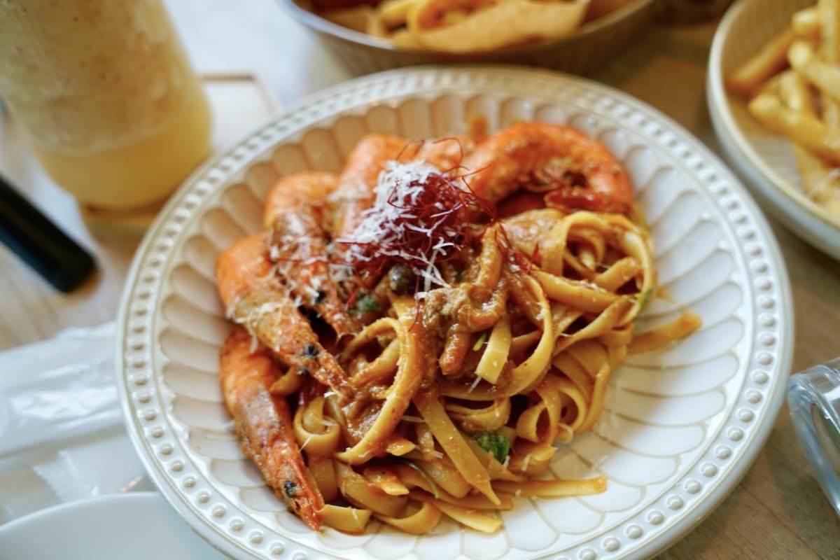 桃園咖啡廳推薦【The畔cafe&dining】龍潭大池旁超美餐廳，絕美場景好拍照，餐點擺盤美又好吃！