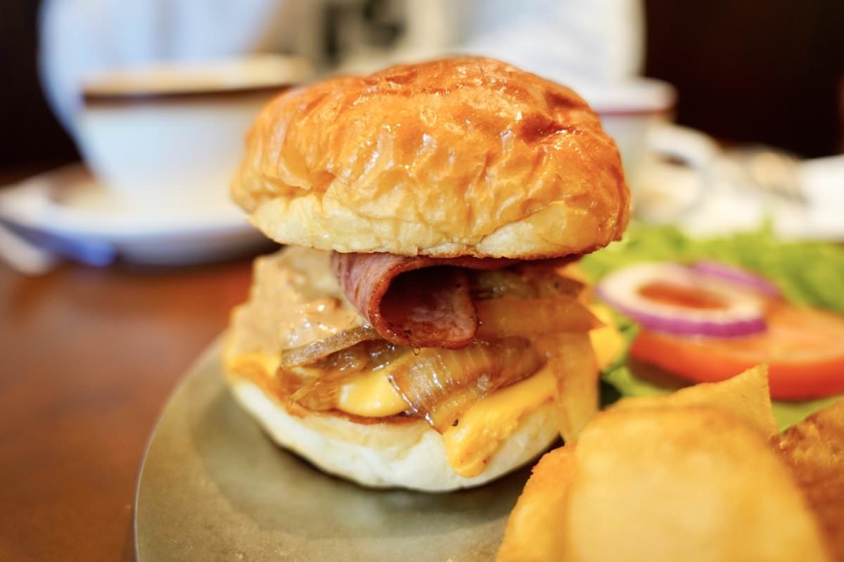 【中壢咖啡廳推薦】時常咖啡 Often Coffee。隱藏巷弄間英式風格咖啡館，木造旋轉大門超吸睛！中壢早午餐推薦