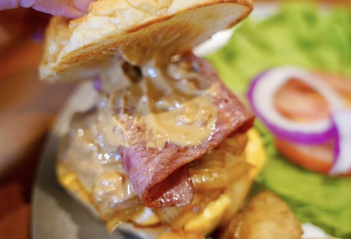 【中壢咖啡廳推薦】時常咖啡 Often Coffee。隱藏巷弄間英式風格咖啡館，木造旋轉大門超吸睛！中壢早午餐推薦