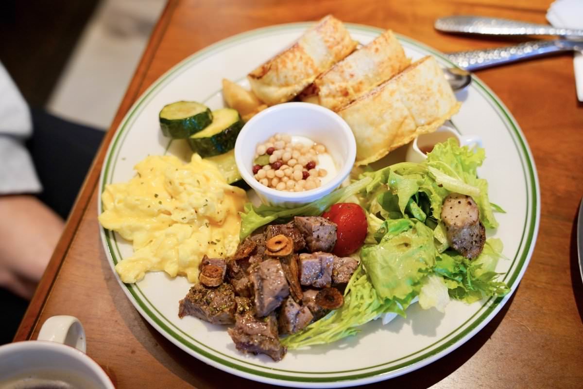 【中壢咖啡廳推薦】時常咖啡 Often Coffee。隱藏巷弄間英式風格咖啡館，木造旋轉大門超吸睛！中壢早午餐推薦