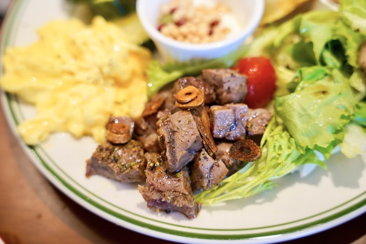 【中壢咖啡廳推薦】時常咖啡 Often Coffee。隱藏巷弄間英式風格咖啡館，木造旋轉大門超吸睛！中壢早午餐推薦