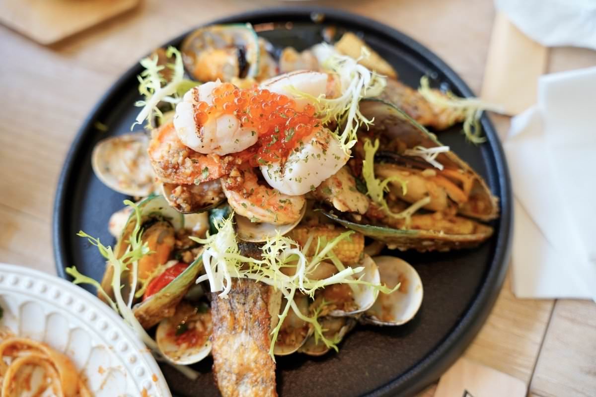 桃園咖啡廳推薦【The畔cafe&dining】龍潭大池旁超美餐廳，絕美場景好拍照，餐點擺盤美又好吃！