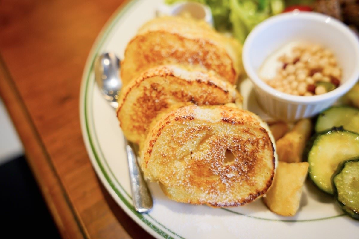 【中壢咖啡廳推薦】時常咖啡 Often Coffee。隱藏巷弄間英式風格咖啡館，木造旋轉大門超吸睛！中壢早午餐推薦