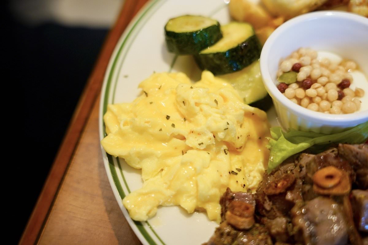 【中壢咖啡廳推薦】時常咖啡 Often Coffee。隱藏巷弄間英式風格咖啡館，木造旋轉大門超吸睛！中壢早午餐推薦