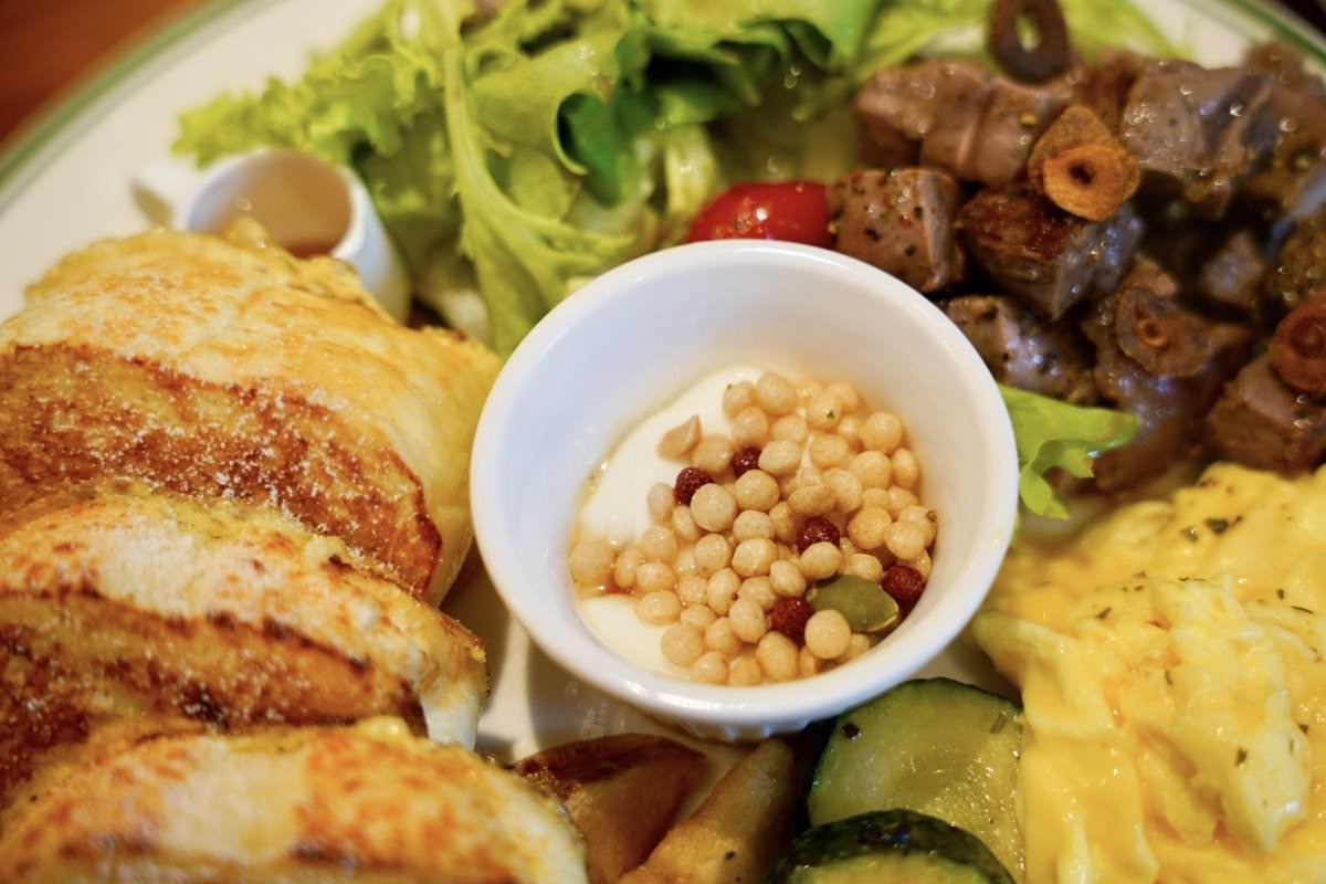 【中壢咖啡廳推薦】時常咖啡 Often Coffee。隱藏巷弄間英式風格咖啡館，木造旋轉大門超吸睛！中壢早午餐推薦