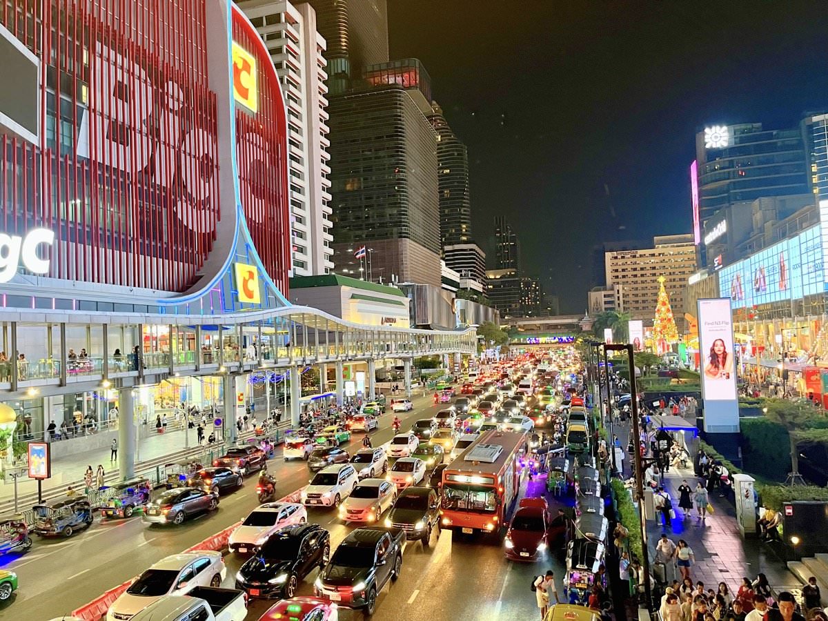 【曼谷飯店推薦】曼谷新浩中央酒店 Sindhorn Midtown Hotel Bangkok｜BTS Chit Lom大空間房型、無邊際泳池、高空酒吧曼谷飯店推薦！