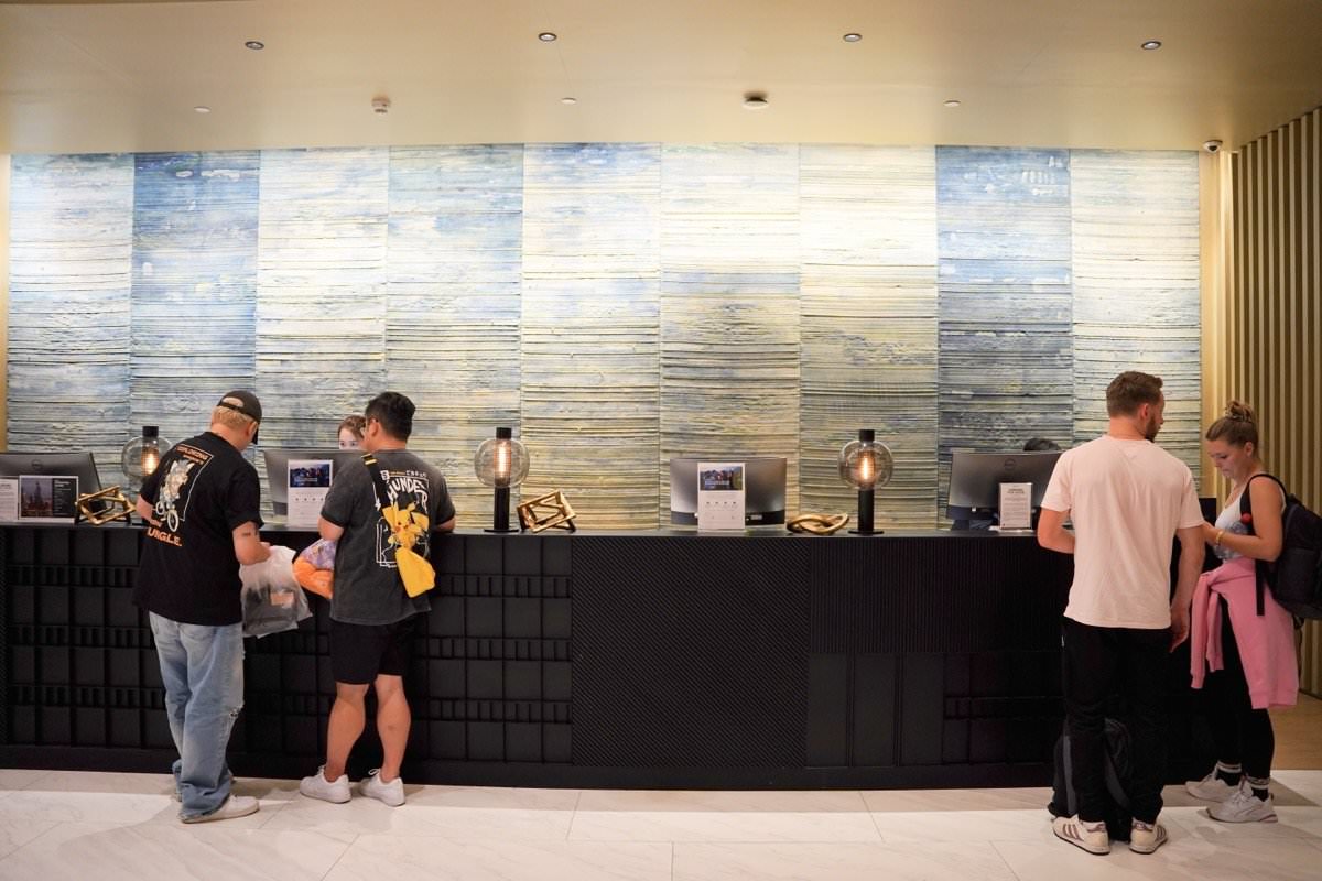 【曼谷飯店推薦】曼谷新浩中央酒店 Sindhorn Midtown Hotel Bangkok｜BTS Chit Lom大空間房型、無邊際泳池、高空酒吧曼谷飯店推薦！