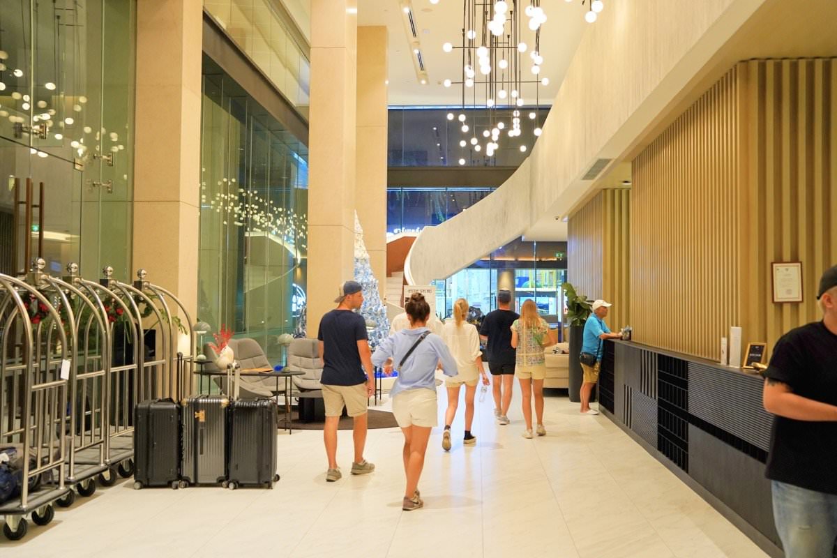 【曼谷飯店推薦】曼谷新浩中央酒店 Sindhorn Midtown Hotel Bangkok｜BTS Chit Lom大空間房型、無邊際泳池、高空酒吧曼谷飯店推薦！
